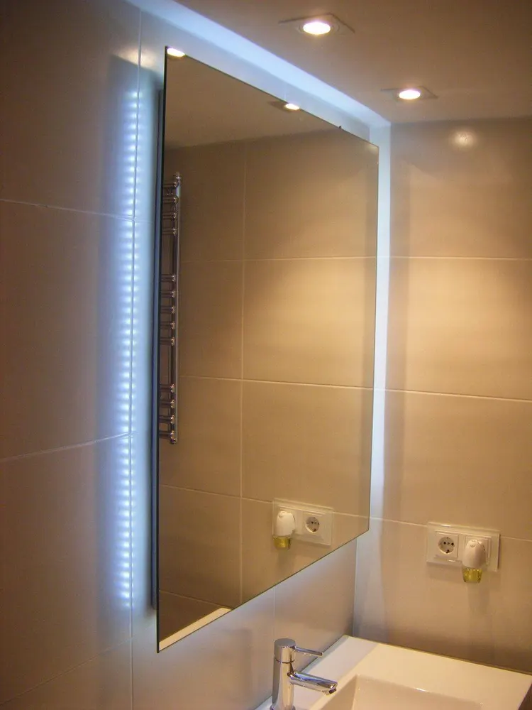 Espejo con iluminación LED perimetral