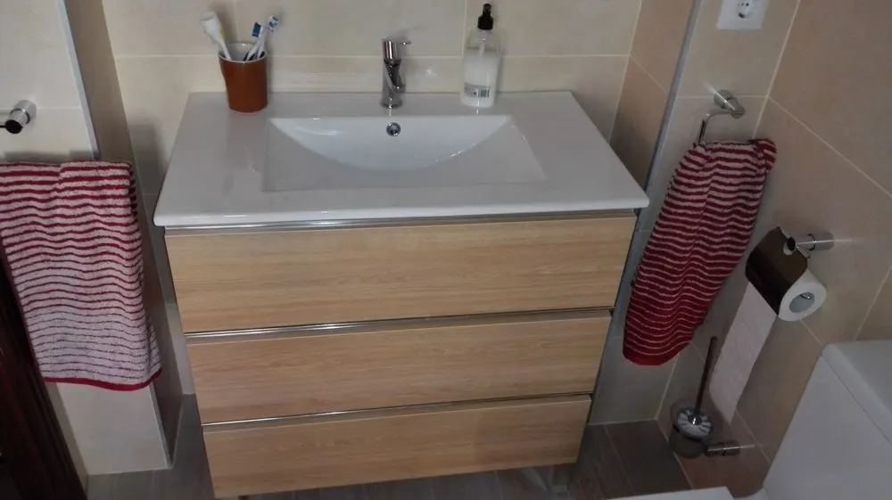 Mueble de lavabo suspendido en madera clara