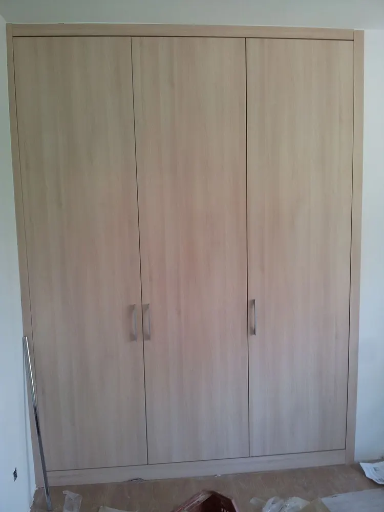 Armario de tres puertas en madera clara