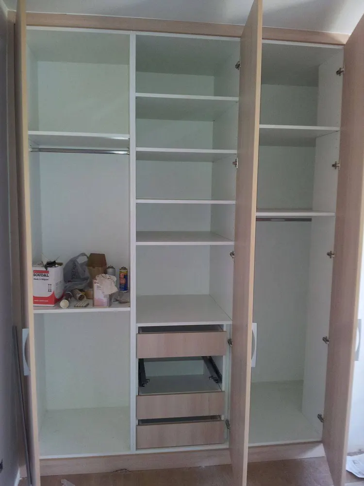 Interior de armario con barra, estantes y cajones