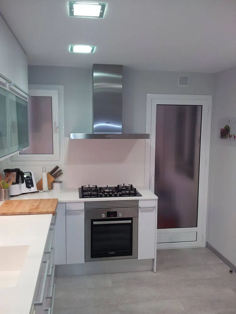 Cocina reformada con horno en columna y campana de acero