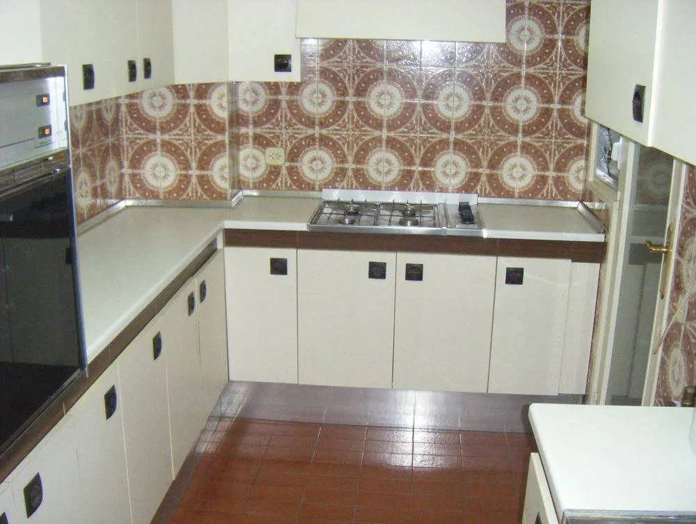 Cocina antigua con azulejos decorados, antes de la reforma